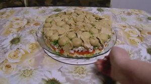 Слоеный салат Грибная Поляна с курицей и овощами.
