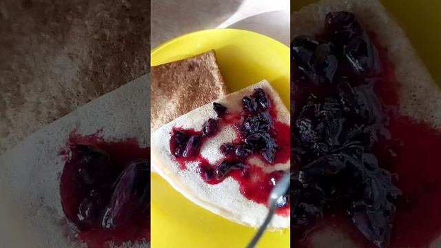 Пробуем форель, блинчики с жимолостью и салат с кальмаром