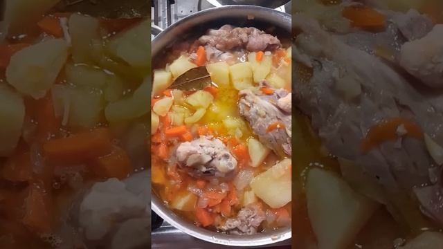 Едим и наслаждаемся.Тушенный картофель с курицей и капуста