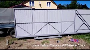 Откатные ворота на винтовых сваях, забор из коричневого профлиста.