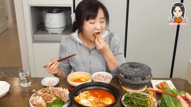 요리 먹방 :) 고구마 돌솥밥에 삼겹살수육, 짬뽕순두부, 부추무침, 콩나물무침 했어요~ 마무리는 돌솥 누룽지.