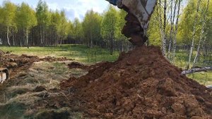 Геологоразведка месторождения проходкой шурфов экскаватором. Показываем один день за 2 минуты