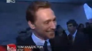 Том Хиддлстон поёт Антошку