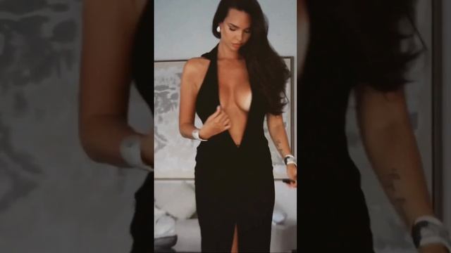 A beautiful girl in a very provocative dress #shorts #girl #dress #cutebaby #beautiful #perfect смотреть онлайн