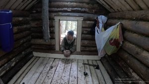 Строительство промысловой избы! Настелил пол! Европлинтус в избушке...