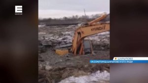 В городе Шарыпово экскаватор провалился в болото