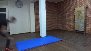 Безоборотное метание ножа с кувырка. Наиль Ахмаду.