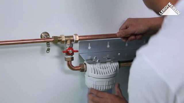 Cum se monteaza un filtru dublu pentru dedurizarea apei? - Tutorial Video Leroy Merlin смотреть онлайн