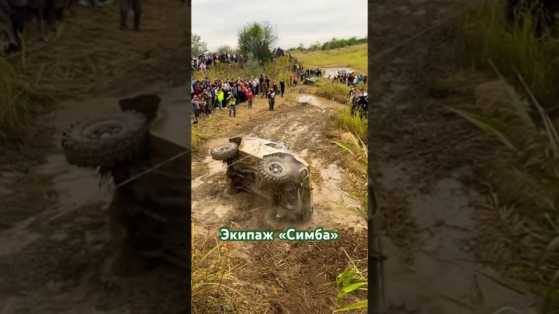 Лёг на бок во время гонки по Трофи-спринту. Скользкий коварный подъем перевернул не одну машину.