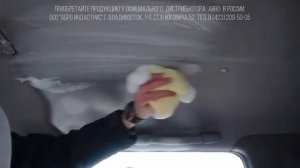 Химчистка салона в автомобиле с помощью универсального пенного очистителя с ароматом лайма.
