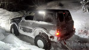 Спасательная операция по вызволению застрявших в снегу машин в горах Северной Осетии.