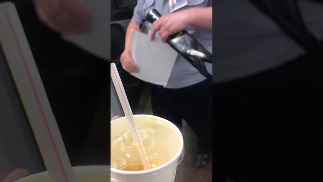 Запрещают проходить в метро со стаканчиком с соком!! Мент бездействует ! смотреть онлайн