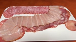 Как оформить красивую мясную нарезку для праздничного стола