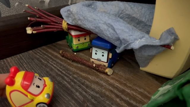 Поли Робокар, Рой и Эмбер участвуют в гонках! Спасение Роди, Бени, Мини из леса! смотреть онлайн