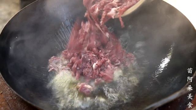 1斤牛肉2斤辣，苗大姐做拿手菜辣炒牛肉，配上酸汤连吃半年都不腻！【苗阿朵美食】