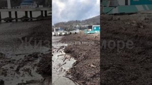 Шок обстановка в Архипо-Осиповке.... Море знатно разбушевалось и завалило берег мусором