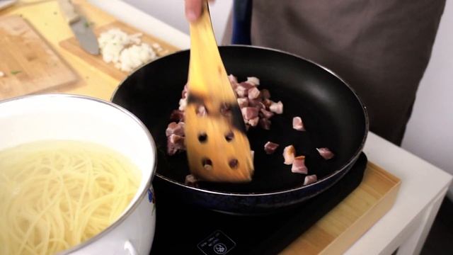 Jak zrobić spaghetti Carbonara? Przepis na szybki obiad