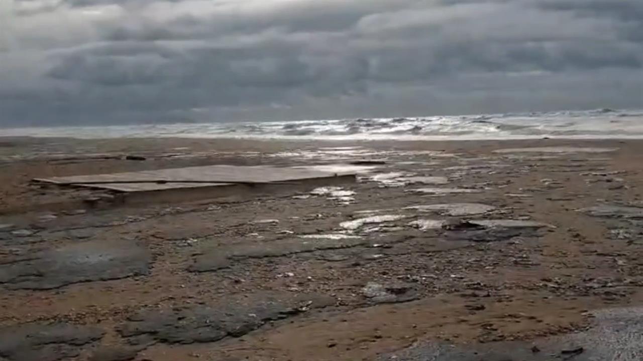 После ЧП с танкерами на морском побережье Кубани появились пятна мазута