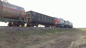 Тепловоз 2М62У с грузовым составом