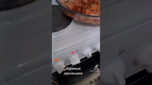 Рецепт вкусных куриных крылышек, с брокколи и цветной капустой.