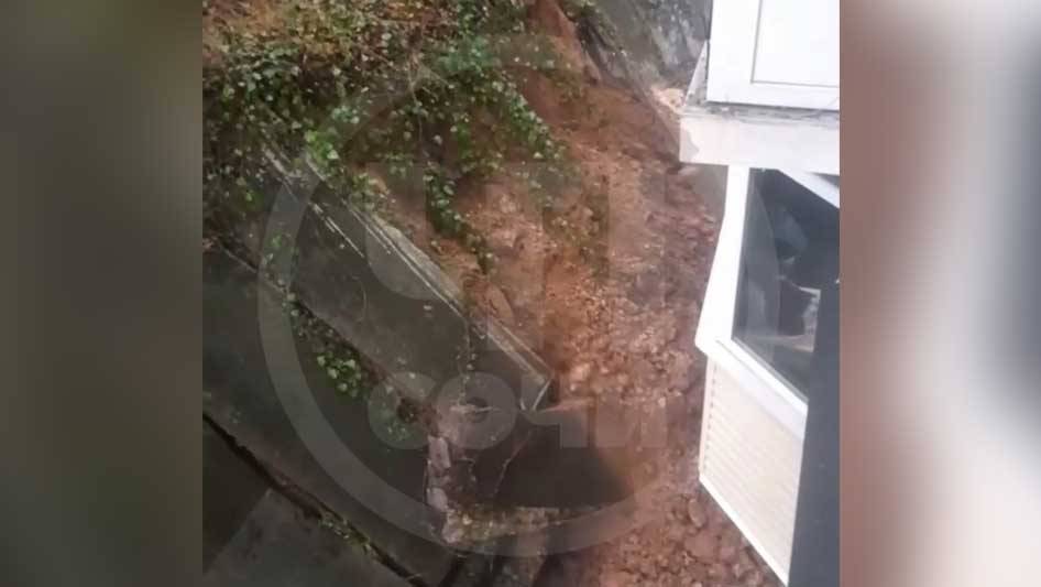 В сочинском поселке Дагомыс оползень сошел на многоквартирный дом