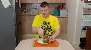 Как быстро достать косточку из манго.