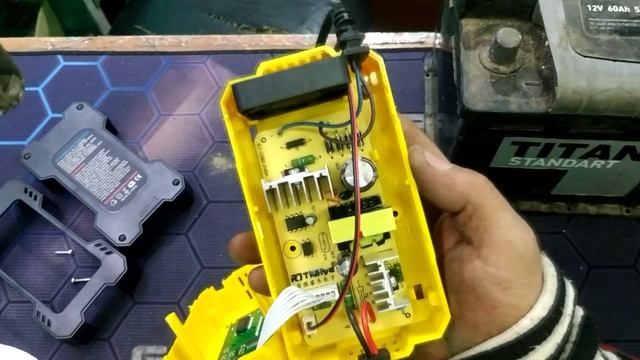 АВТОМОБИЛЬНОЕ ЗАРЯДНОЕ УСТРОЙСТВО С АЛИЭКСПРЕСС ДЛЯ ЗАРЯДКИ СВИНЦОВЫХ АКБ АВТО ПРОСТОЕ НЕ ДОРОГОЕ