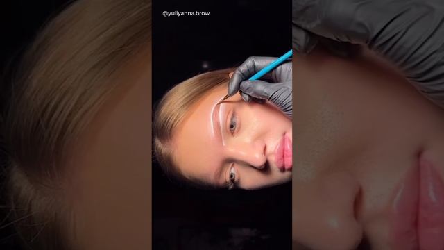 Мы заворожены четкими линиями и этим результатом окрашивания бровей! #брови#бровитуториал
