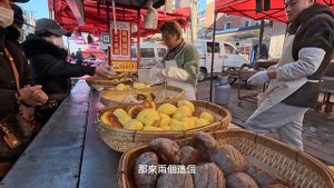 中國東北瀋陽向工街早市，清晨在碳水天堂尋覓舌尖上的幸福。美食種類豐富 燒賣餡料 牛肉火勺噴香汁水四溢 肉夾饃酥脆掉渣 鷄蛋灌餅捲萬物 哈爾濱紅腸咸香適口 牛肉餡餅外脆里嫩 肉餡巨多 鷄肉蛋堡