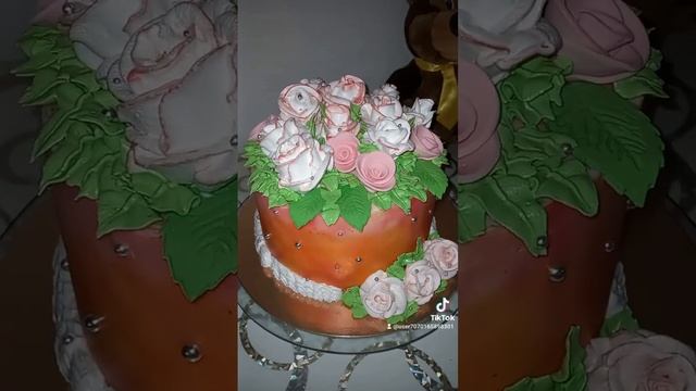 Моя работа🎂🌹🥰( шоколадный бисквит, шоколадная помадка, три разных крема и клубничная прослойка)..