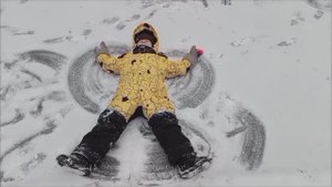 Детские зимние забавы играем со снегом катаемся на санках