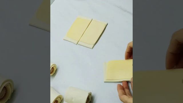Сосиски с сыром в слоеном дрожжевом тесте #быстроивкусно #быстрыйрецепт #сосискавтесте#короткоевиде