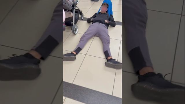 Может ему плохо, а может просто без комплексов…в общем иностранец…