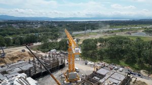 Работа крана на строительстве