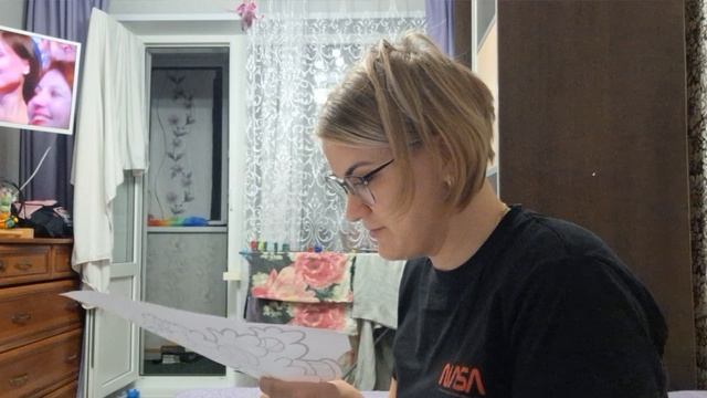 Вырезаю украшения на окна в школу 🏫 ❄️ смотреть онлайн