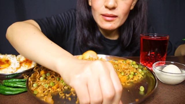 ASMR EATING SPICY NOODLES/RAMEN FRY, SUNNY SIDE UP EGG #ASMR/EATING SHOW BIG BITES #MUKBANG