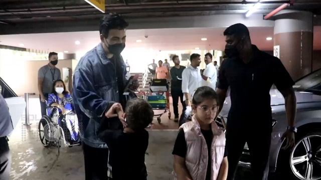 Karan Johar Returns After Meeting Alia, Amitabh Bachchan  Caught In casual Wear| Celebs spotted