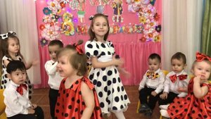Песня «Детки-конфетки». Поёт Даша 5л. Годовалые малыши - группа поддержки 🥰😉