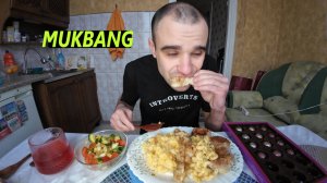 МУКБАНГ КУРИЦА ЖАРЕНАЯ / КОТЛЕТЫ / ПЮРЕ / МАКАРОНЫ / КОНФЕТЫ ШОКОЛАДНЫЕ /  EATING MUKBANG ASMR АСМР