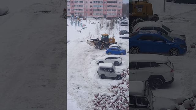 Парковка в снегу, уже чистят