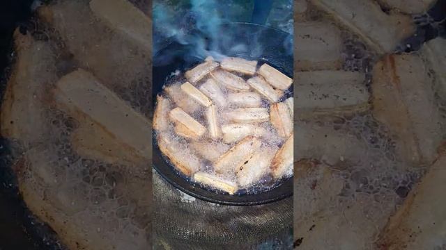 чугунная сковорода и сало #готовимвкусно #готовимдома #сало #shorts