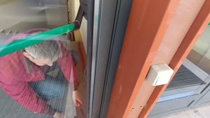 Как регулировать алюминиевые двери с замками и ручками Антипаника? Мастер показывает весь процесс