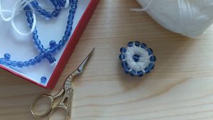 Видеоурок как сделать цветы из пряжи без вязания: Белый цветок с бусинкой