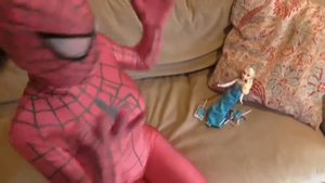 Девушка паук с ребенком и доктор