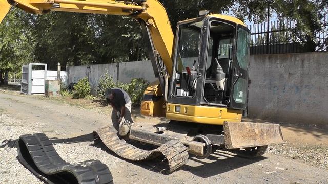 Замена гусениц. Мини экскаватор. Replacement of tracks смотреть онлайн