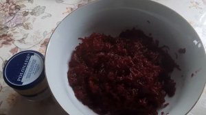 Свёкла с хреном,очень вкусно.