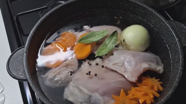 Готовлю заливное с куриным мясом.Можно назвать холодцом,но это вкуса не поменяет.