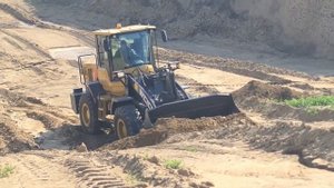 Продолжаем рабочие будни Фронтального погрузчика WL 836H Разработка карьера природной глины.
