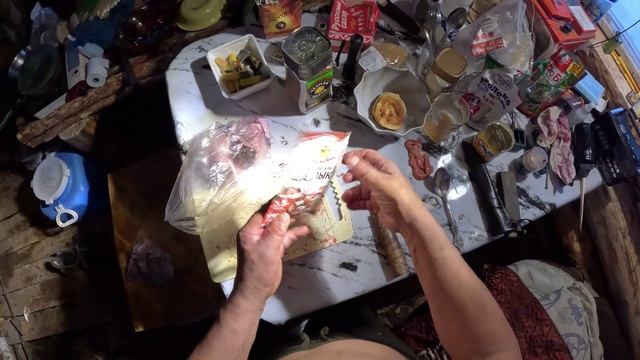 Поймал лису. Жарю щуку.
