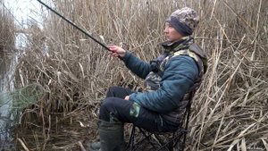 ЗИМНЯЯ РЫБАЛКА НА ПОПЛАВОЧНУЮ УДОЧКУ В КАМЫШАХ